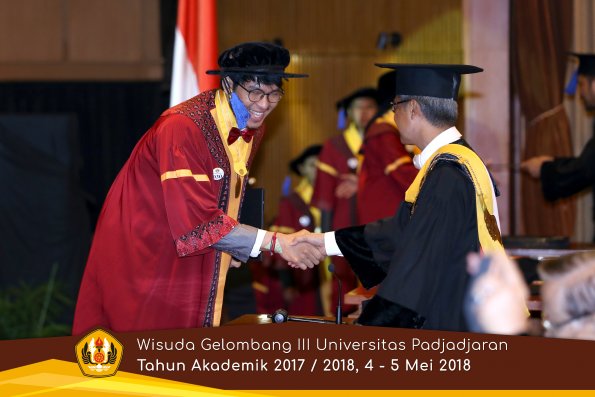 wisuda unpad gel III TA 2017-2018 Fak ilmu sosial dan ilmu politik oleh Rektor 070  by (PAPYRUS P