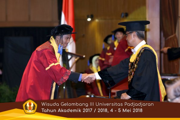 wisuda unpad gel III TA 2017-2018 Fak ilmu sosial dan ilmu politik oleh Rektor 073  by (PAPYRUS P