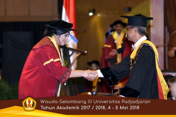 wisuda unpad gel III TA 2017-2018 Fak ilmu sosial dan ilmu politik oleh Rektor 074  by (PAPYRUS P