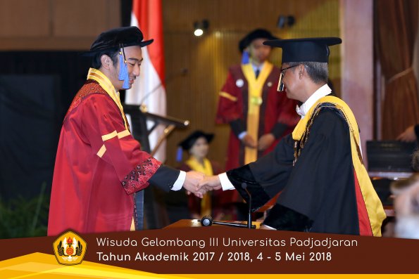 wisuda unpad gel III TA 2017-2018 Fak ilmu sosial dan ilmu politik oleh Rektor 086  by (PAPYRUS P