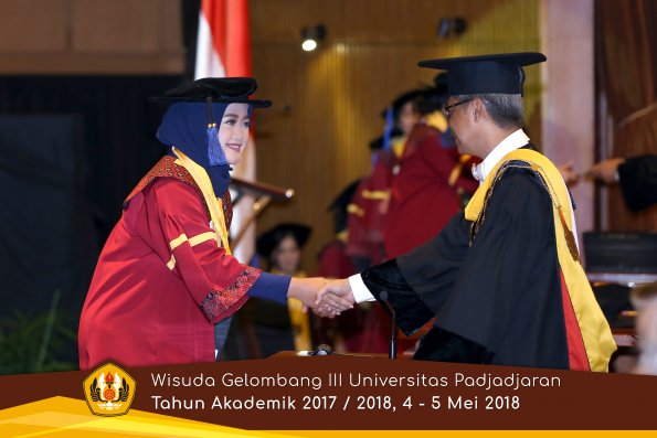wisuda unpad gel III TA 2017-2018 Fak ilmu sosial dan ilmu politik oleh Rektor 091  by (PAPYRUS P