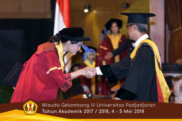 wisuda unpad gel III TA 2017-2018 Fak ilmu sosial dan ilmu politik oleh Rektor 095  by (PAPYRUS P