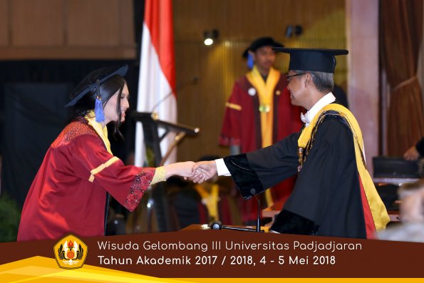 wisuda unpad gel III TA 2017-2018 Fak ilmu sosial dan ilmu politik oleh Rektor 096  by (PAPYRUS P