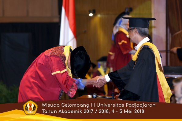 wisuda unpad gel III TA 2017-2018 Fak ilmu sosial dan ilmu politik oleh Rektor 097  by (PAPYRUS P