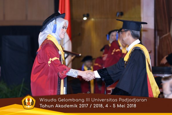 wisuda unpad gel III TA 2017-2018 Fak ilmu sosial dan ilmu politik oleh Rektor 098  by (PAPYRUS P