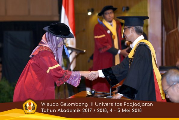 wisuda unpad gel III TA 2017-2018 Fak ilmu sosial dan ilmu politik oleh Rektor 106  by (PAPYRUS P
