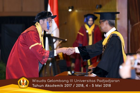 wisuda unpad gel III TA 2017-2018 Fak ilmu sosial dan ilmu politik oleh Rektor 112  by (PAPYRUS P