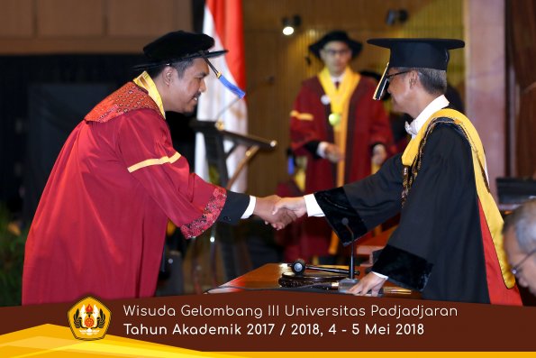 wisuda unpad gel III TA 2017-2018 Fak ilmu sosial dan ilmu politik oleh Rektor 128  by (PAPYRUS P