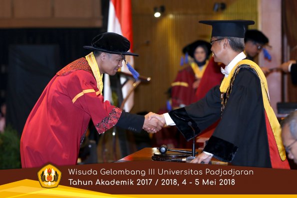 wisuda unpad gel III TA 2017-2018 Fak ilmu sosial dan ilmu politik oleh Rektor 133  by (PAPYRUS P