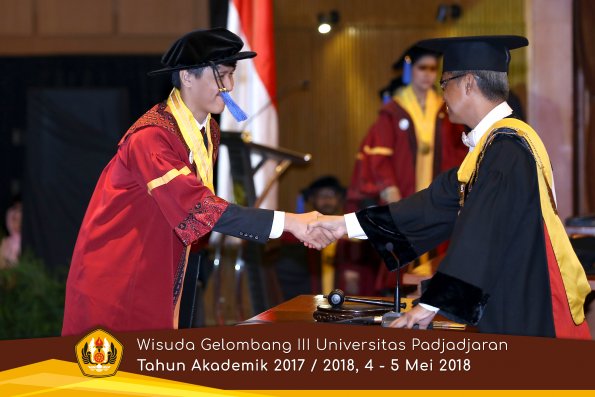 wisuda unpad gel III TA 2017-2018 Fak ilmu sosial dan ilmu politik oleh Rektor 144  by (PAPYRUS P