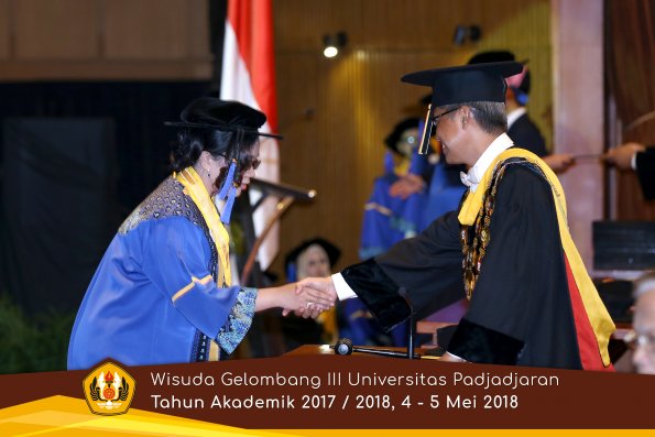 wisuda unpad gel III TA 2017-2018 Fak ilmu sosial dan ilmu politik oleh Rektor 159  by (PAPYRUS P