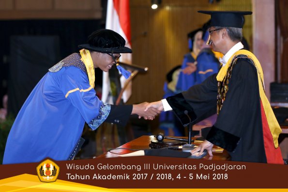 wisuda unpad gel III TA 2017-2018 Fak ilmu sosial dan ilmu politik oleh Rektor 162  by (PAPYRUS P