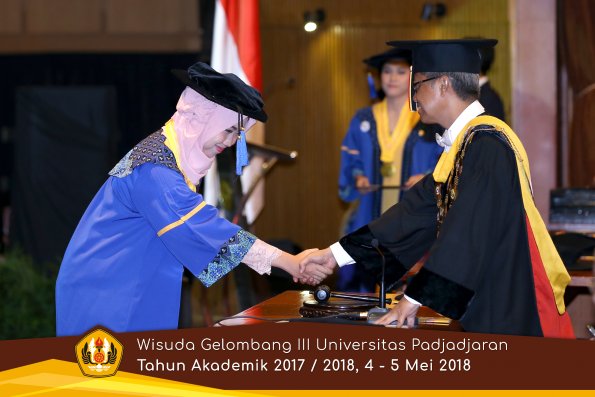 wisuda unpad gel III TA 2017-2018 Fak ilmu sosial dan ilmu politik oleh Rektor 211  by (PAPYRUS P