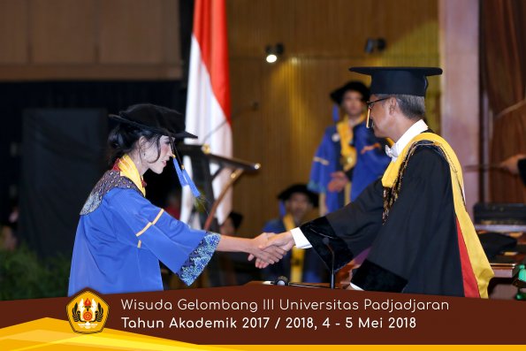 wisuda unpad gel III TA 2017-2018 Fak ilmu sosial dan ilmu politik oleh Rektor 261  by (PAPYRUS P
