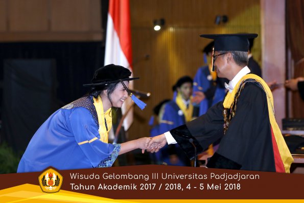 wisuda unpad gel III TA 2017-2018 Fak ilmu sosial dan ilmu politik oleh Rektor 263  by (PAPYRUS P