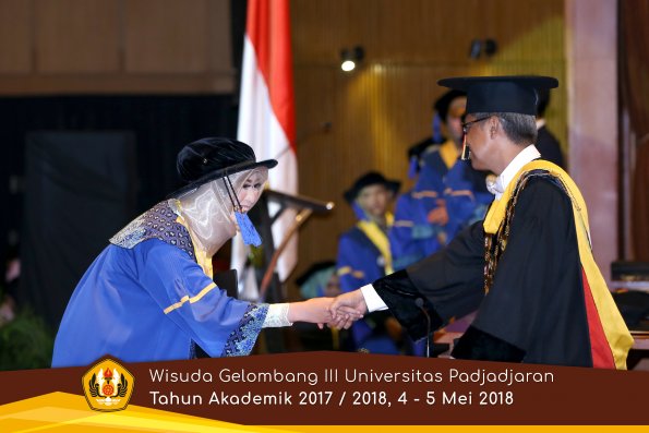 wisuda unpad gel III TA 2017-2018 Fak ilmu sosial dan ilmu politik oleh Rektor 267  by (PAPYRUS P