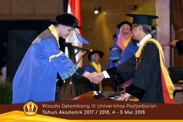 wisuda unpad gel III TA 2017-2018 Fak ilmu sosial dan ilmu politik oleh Rektor 271  by (PAPYRUS P