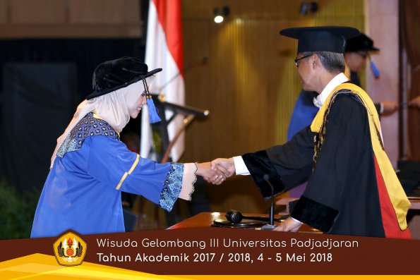 wisuda unpad gel III TA 2017-2018 Fak ilmu sosial dan ilmu politik oleh Rektor 279  by (PAPYRUS P