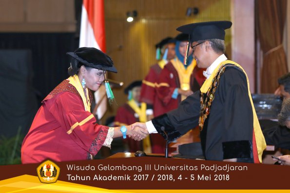 wisuda unpad gel III TA 2017-2018 Fak perikanan dan ilmu kelautan oleh Rektor 001  by (PAPYRUS PH