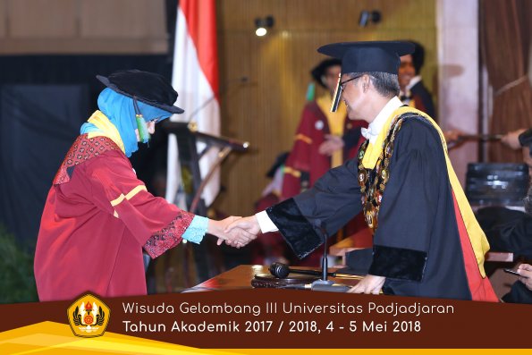 wisuda unpad gel III TA 2017-2018 Fak perikanan dan ilmu kelautan oleh Rektor 002  by (PAPYRUS PH