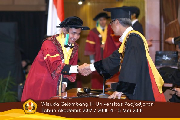 wisuda unpad gel III TA 2017-2018 Fak perikanan dan ilmu kelautan oleh Rektor 003  by (PAPYRUS PH