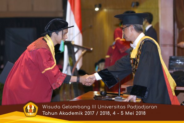 wisuda unpad gel III TA 2017-2018 Fak perikanan dan ilmu kelautan oleh Rektor 004  by (PAPYRUS PH