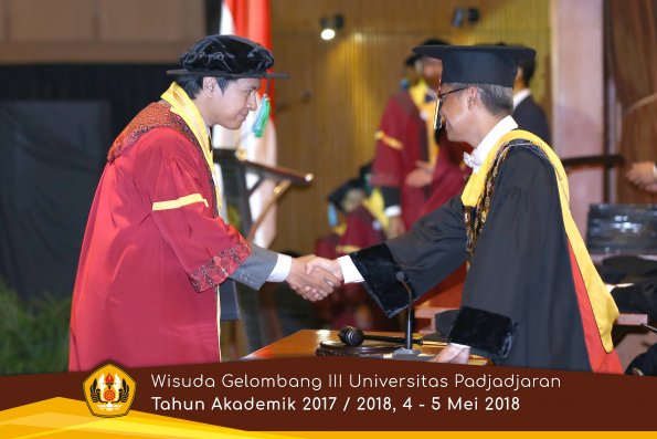 wisuda unpad gel III TA 2017-2018 Fak perikanan dan ilmu kelautan oleh Rektor 005  by (PAPYRUS PH