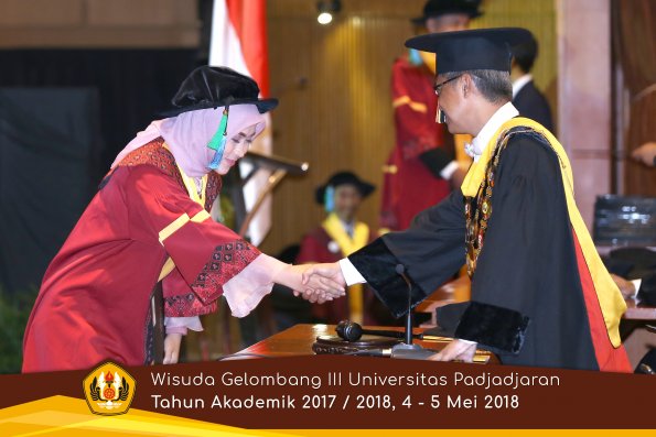 wisuda unpad gel III TA 2017-2018 Fak perikanan dan ilmu kelautan oleh Rektor 006  by (PAPYRUS PH
