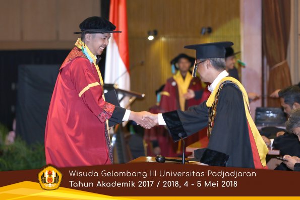 wisuda unpad gel III TA 2017-2018 Fak perikanan dan ilmu kelautan oleh Rektor 007  by (PAPYRUS PH