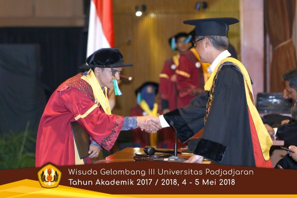 wisuda unpad gel III TA 2017-2018 Fak perikanan dan ilmu kelautan oleh Rektor 008  by (PAPYRUS PH