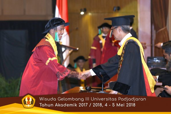 wisuda unpad gel III TA 2017-2018 Fak perikanan dan ilmu kelautan oleh Rektor 009  by (PAPYRUS PH