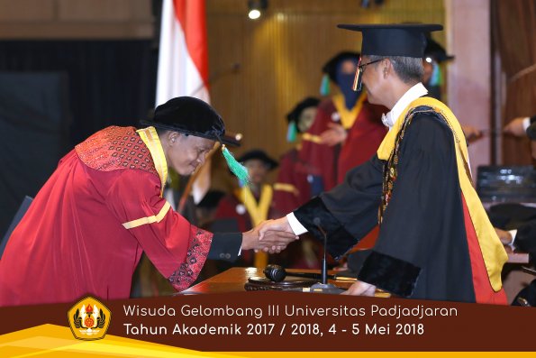 wisuda unpad gel III TA 2017-2018 Fak perikanan dan ilmu kelautan oleh Rektor 010  by (PAPYRUS PH