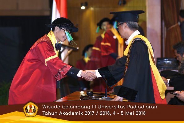 wisuda unpad gel III TA 2017-2018 Fak perikanan dan ilmu kelautan oleh Rektor 011  by (PAPYRUS PH