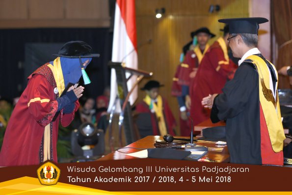 wisuda unpad gel III TA 2017-2018 Fak perikanan dan ilmu kelautan oleh Rektor 012  by (PAPYRUS PH