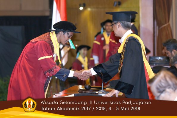 wisuda unpad gel III TA 2017-2018 Fak perikanan dan ilmu kelautan oleh Rektor 015  by (PAPYRUS PH