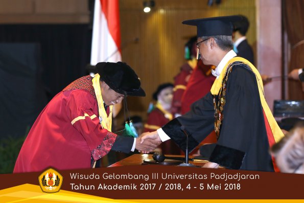 wisuda unpad gel III TA 2017-2018 Fak perikanan dan ilmu kelautan oleh Rektor 016  by (PAPYRUS PH