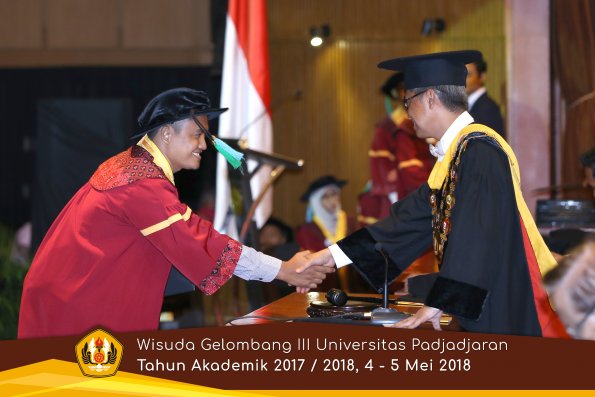 wisuda unpad gel III TA 2017-2018 Fak perikanan dan ilmu kelautan oleh Rektor 017  by (PAPYRUS PH
