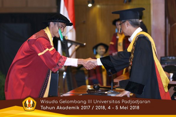 wisuda unpad gel III TA 2017-2018 Fak perikanan dan ilmu kelautan oleh Rektor 019  by (PAPYRUS PH