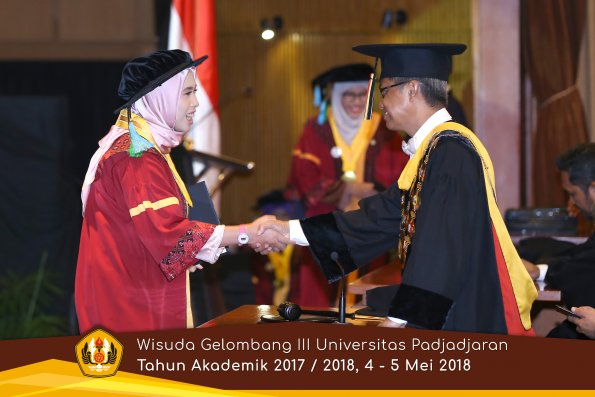 wisuda unpad gel III TA 2017-2018 Fak perikanan dan ilmu kelautan oleh Rektor 020  by (PAPYRUS PH