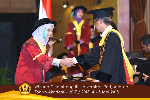 wisuda unpad gel III TA 2017-2018 Fak perikanan dan ilmu kelautan oleh Rektor 023  by (PAPYRUS PH
