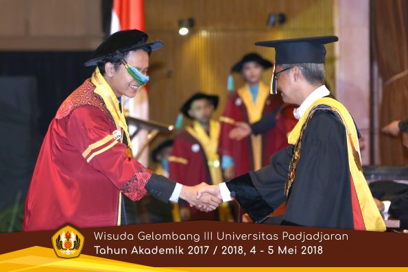 wisuda unpad gel III TA 2017-2018 Fak perikanan dan ilmu kelautan oleh Rektor 026  by (PAPYRUS PH