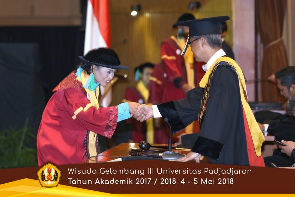 wisuda unpad gel III TA 2017-2018 Fak perikanan dan ilmu kelautan oleh Rektor 028  by (PAPYRUS PH