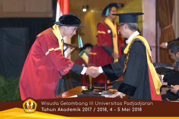 wisuda unpad gel III TA 2017-2018 Fak perikanan dan ilmu kelautan oleh Rektor 030  by (PAPYRUS PH
