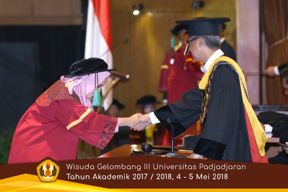wisuda unpad gel III TA 2017-2018 Fak perikanan dan ilmu kelautan oleh Rektor 032  by (PAPYRUS PH
