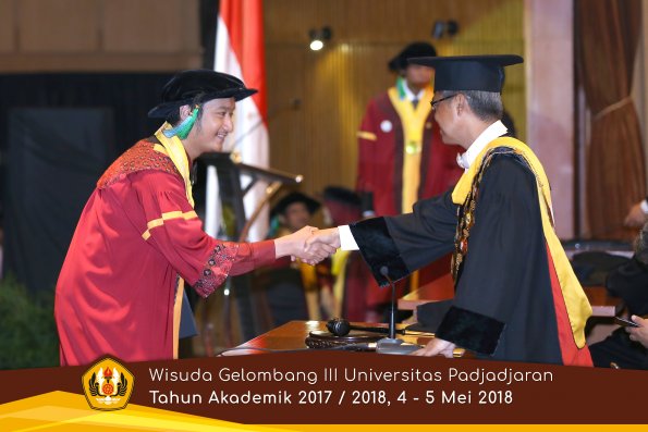 wisuda unpad gel III TA 2017-2018 Fak perikanan dan ilmu kelautan oleh Rektor 033  by (PAPYRUS PH