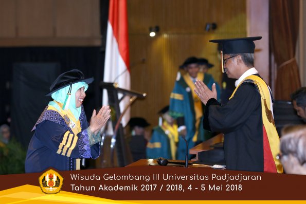 wisuda unpad gel III TA 2017-2018 Fak Pertanian oleh Rektor 001  by (PAPYRUS PHOTO)