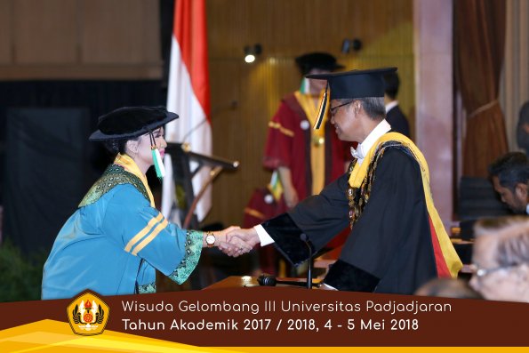 wisuda unpad gel III TA 2017-2018 Fak Pertanian oleh Rektor 004  by (PAPYRUS PHOTO)