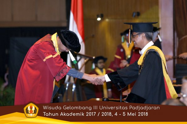 wisuda unpad gel III TA 2017-2018 Fak Pertanian oleh Rektor 008  by (PAPYRUS PHOTO)