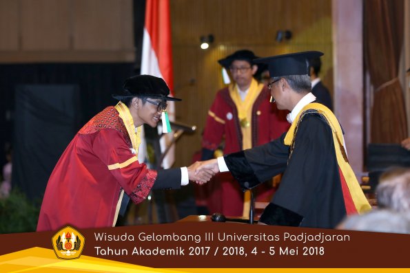 wisuda unpad gel III TA 2017-2018 Fak Pertanian oleh Rektor 010  by (PAPYRUS PHOTO)