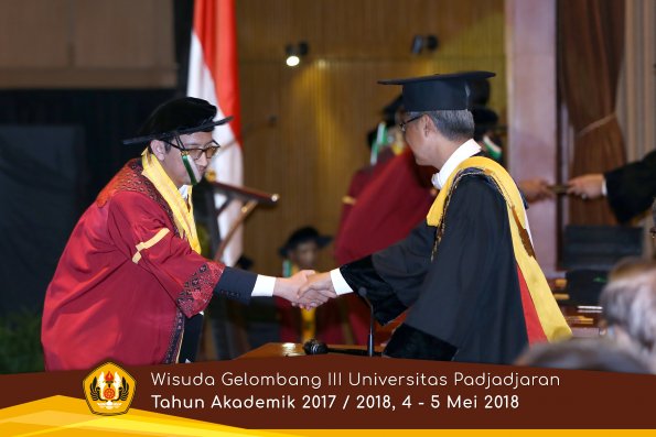 wisuda unpad gel III TA 2017-2018 Fak Pertanian oleh Rektor 011  by (PAPYRUS PHOTO)